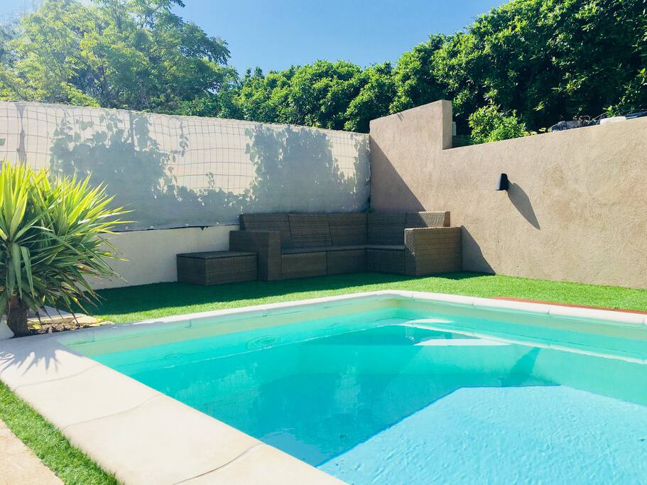 Piscine et salon de jardin