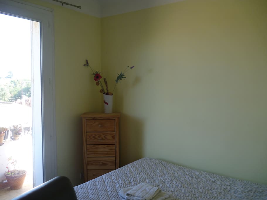 Chambre2 Un lit une personne orientée Sud Est Ouverte sur balcon Equipée d'un bureau et d'une armoire