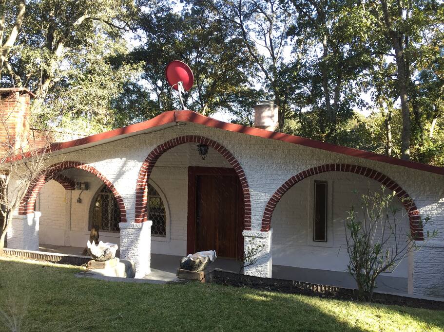 Casa principal con jardín.