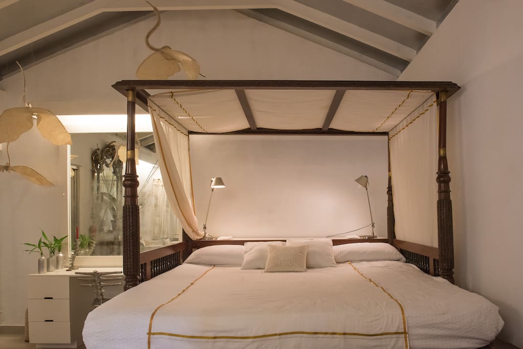 Room No: 3 Antique Kerala fourposter kingsize bed
