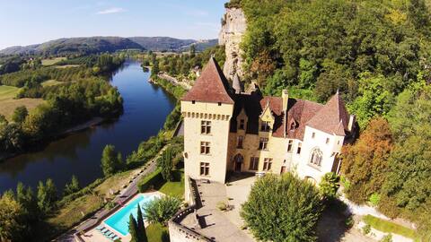 MAGNIFICIENT CHATEAU OVERLOOKING THE DORDOGNE