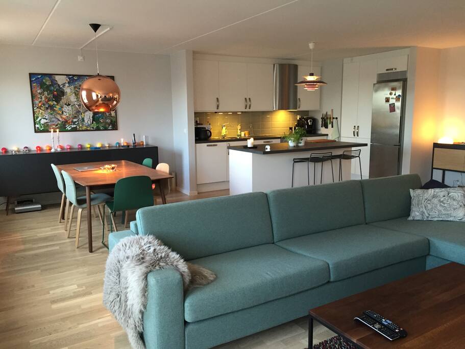 Sosialt rom med spisebord og kjøkkenøy/ Social room with dining table
