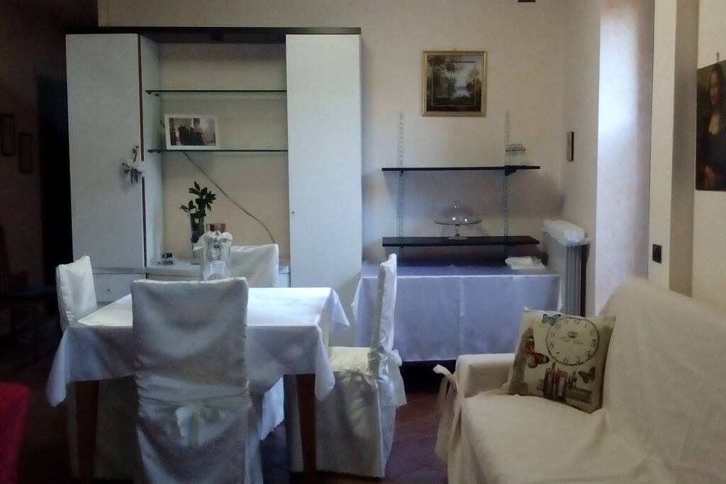 Eccovi una parte del soggiorno nel quale potrete guardare la tv, leggere libri.