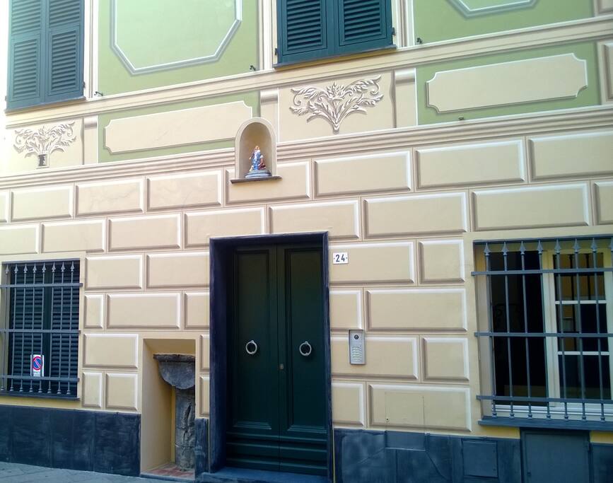 Front door of the Palace with 17th century column