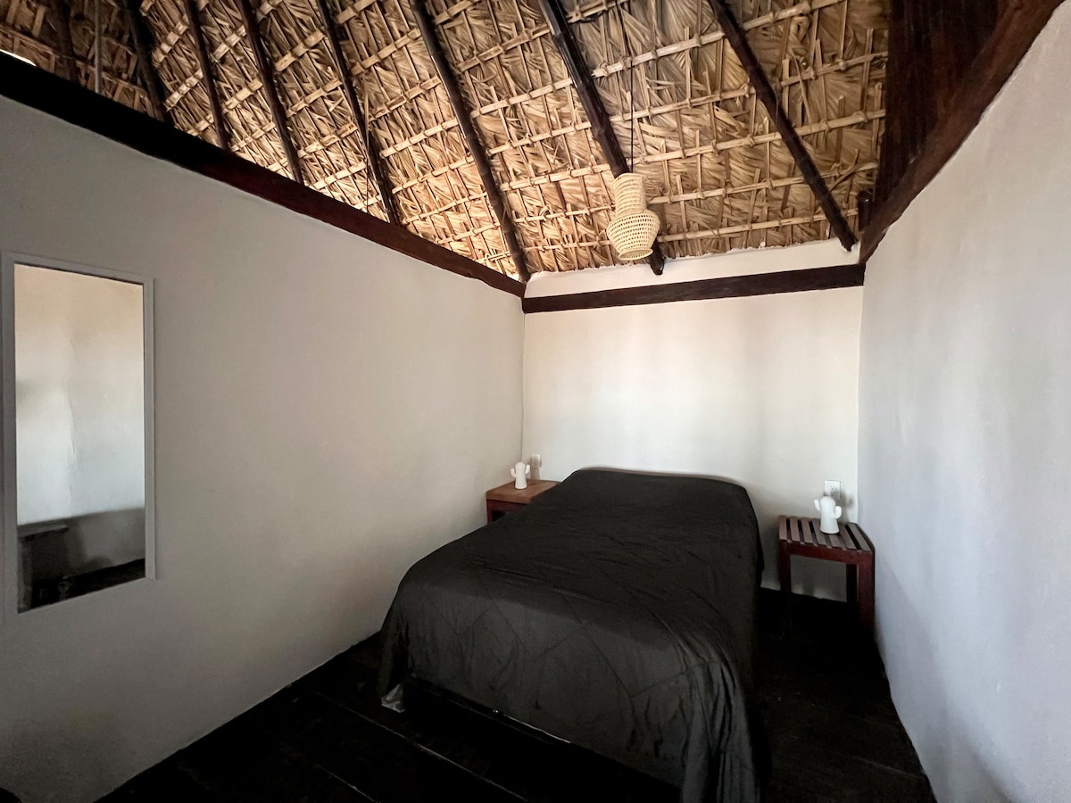 Spálňa s manželskou posteľou a nočnými stolíkmi