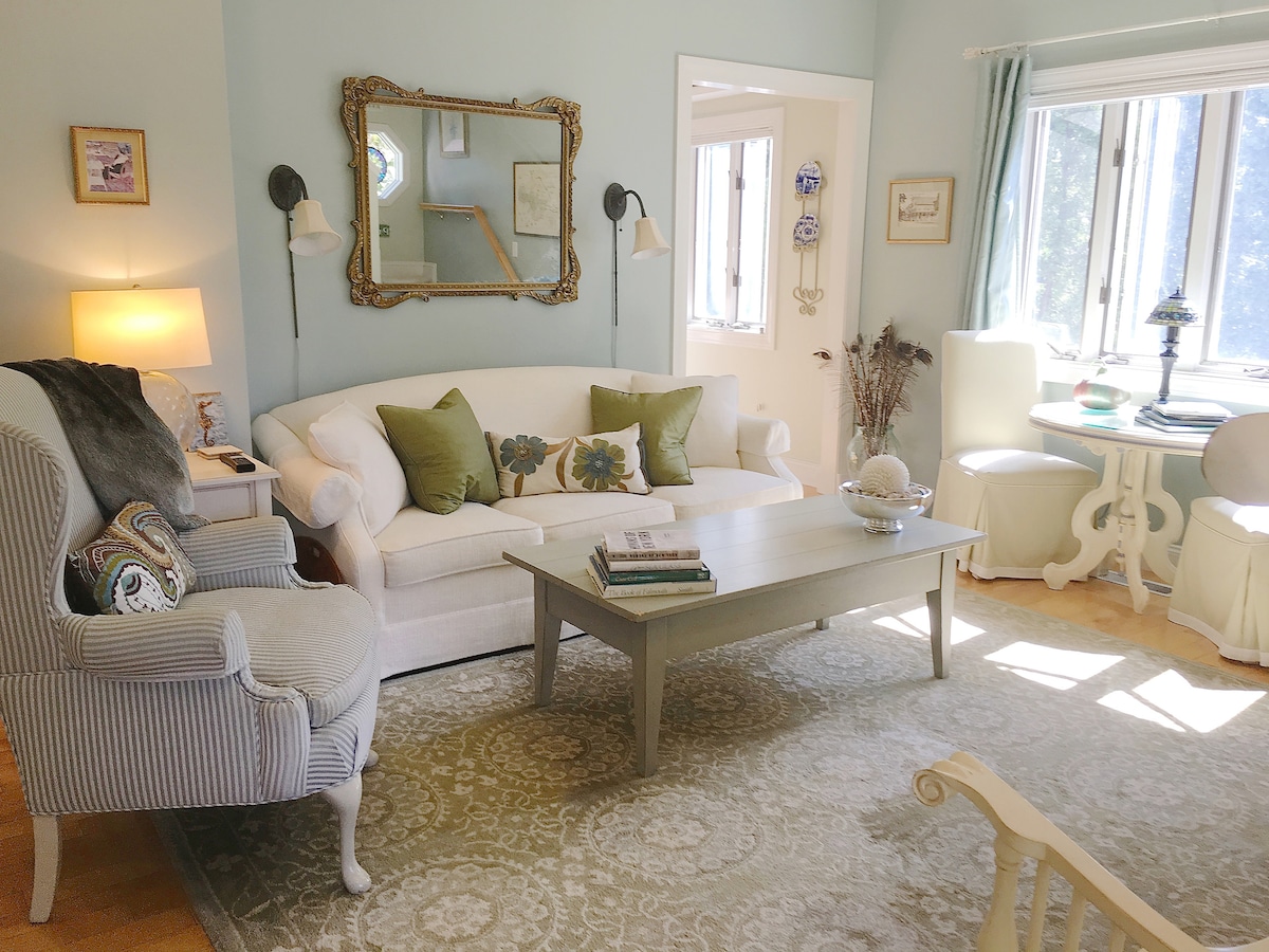 Top performing Airbnb: Village Charm! Walk to shops, dining, beach in Falmouth