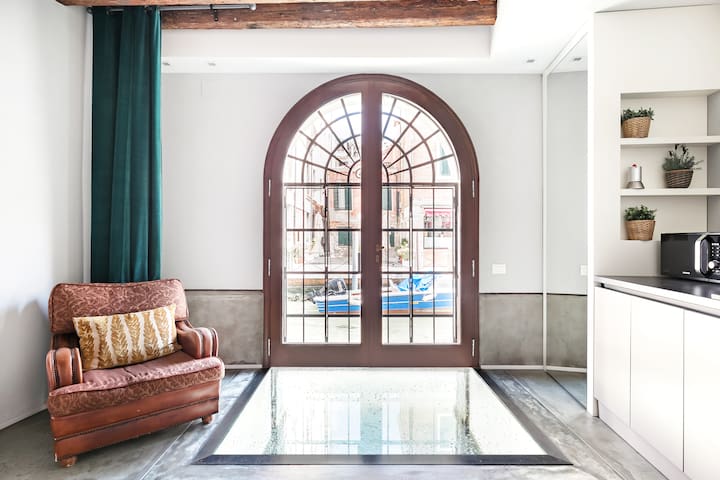 Watch the Gondolas Float by from a Canal-View Pad