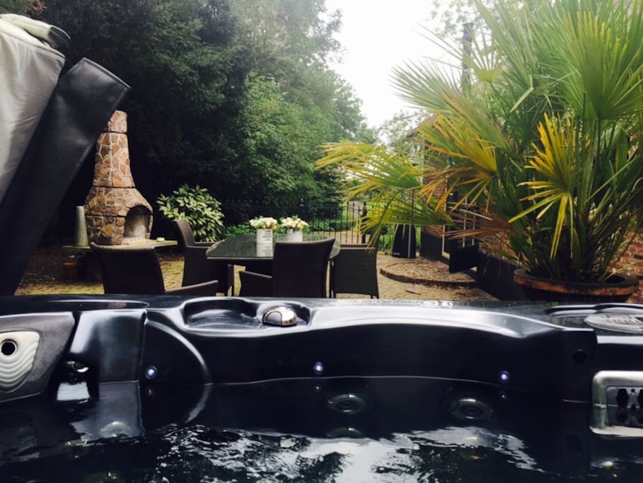 Uitzicht terras vanuit de jacuzzi