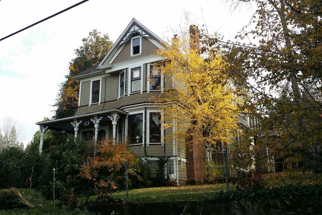 Magnolia House on Prospect Hill Houses for Rent in Nevada City