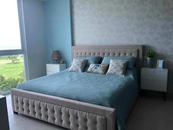Chambre principale avec lit King Size.  Grande télévision connectée également disponible dans cette chambre.