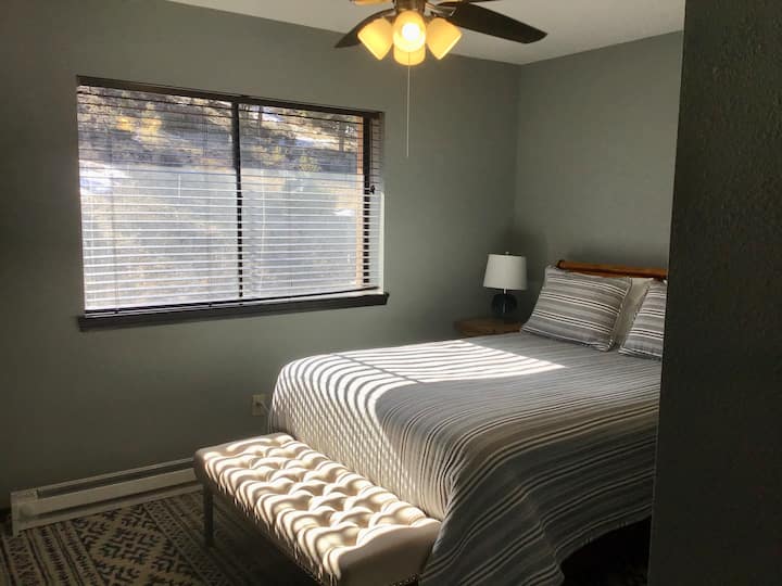 ห้องนอนควีนไซส์พร้อมห้องน้ำเต็มรูปแบบ 