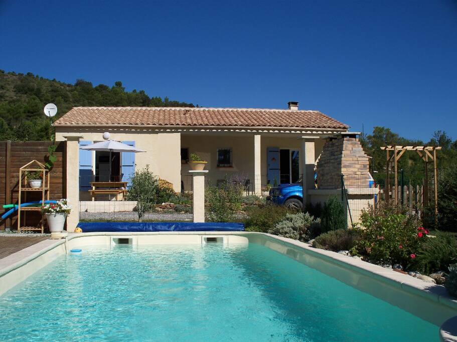 Vue de la piscine sur le petit Gite