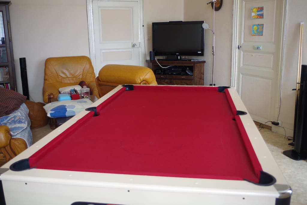Salon avec tv, billard et jeux vidéo