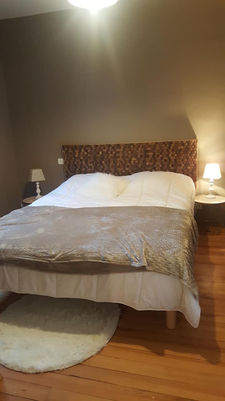 ห้องนอน 4 อยู่ชั้นล่างมีห้องน้ำส่วนตัว