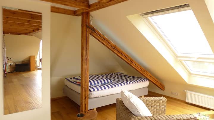 เตียงควีนไซส์ขนาด 140 ซม. ในมุมสบายๆ