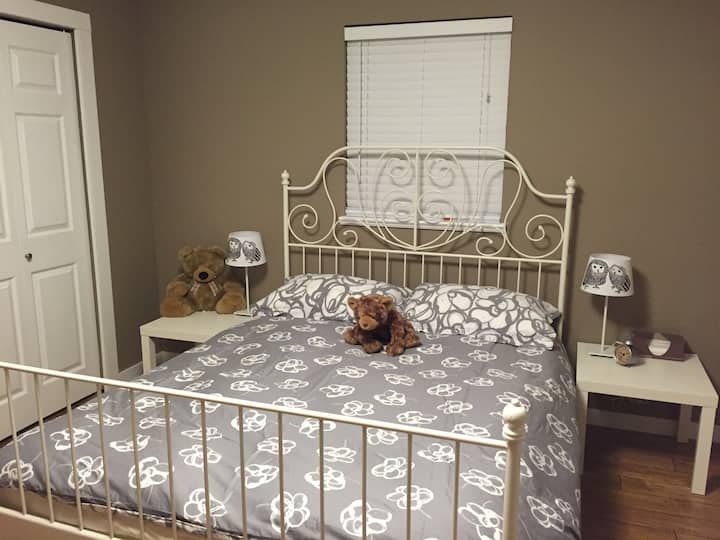 主楼层的第二间卧室配有标准双人床