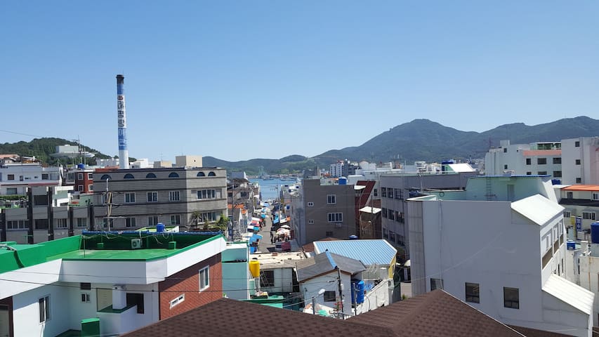 * 1 * La casa de Daeyoung frente a Dongpirang **