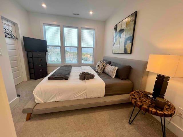 Music City Retreat | King Suite & Rooftop Deck!’ gallery image 5