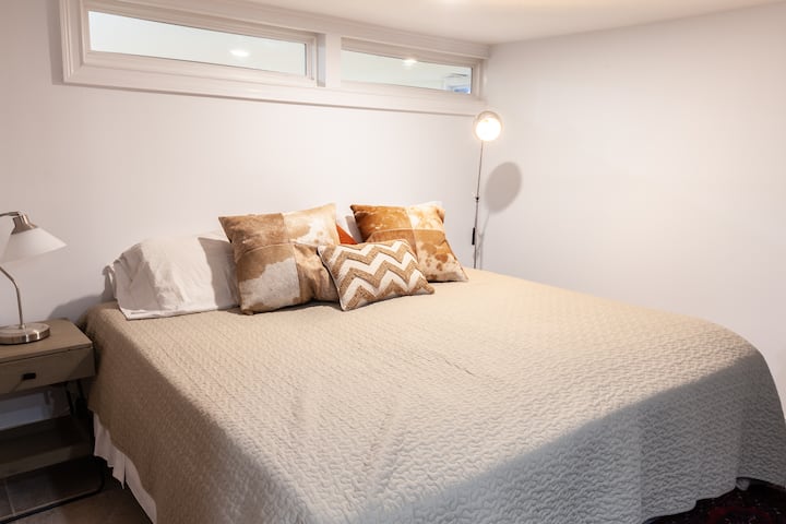 El segundo dormitorio/estudio puede ser una cama tamaño king con conector de colchón o dos camas individuales, como notarás en la siguiente foto. 