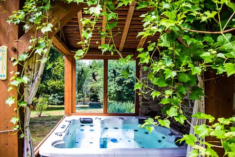 Edge of Village | Views of Countryside | Jacuzzi