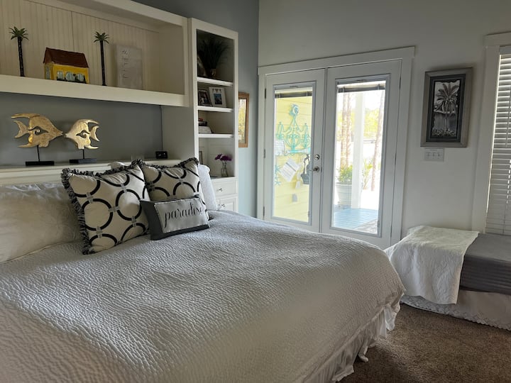 Dhomë gjumi kryesore me banjë më vete, krevat dopio "King" dhe një krevat dopio "single castro". 