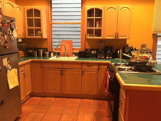 Sunny full floor (4+) & gym!