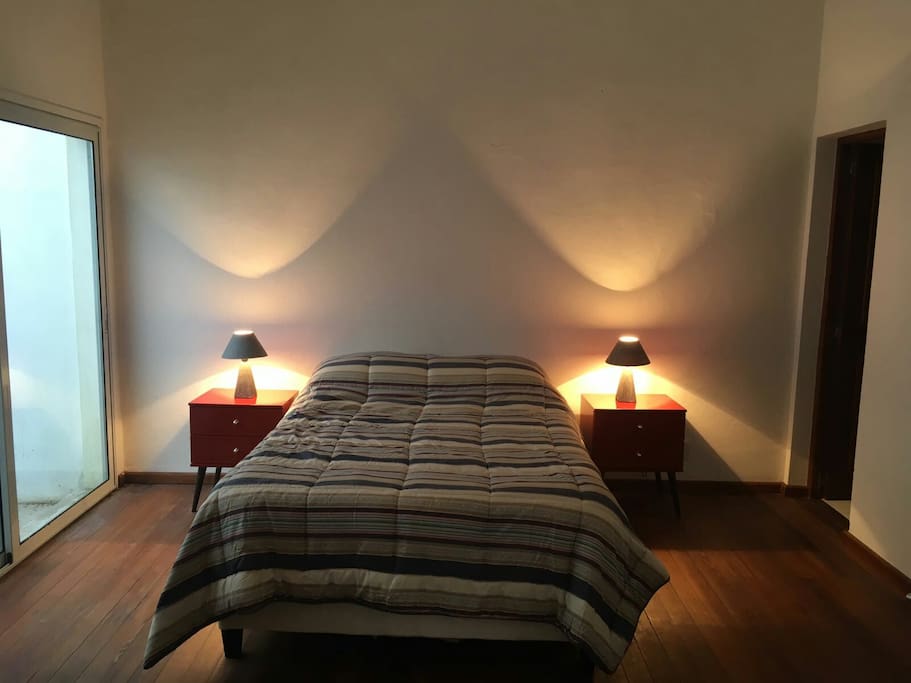 dormitorio en suite con baño completo