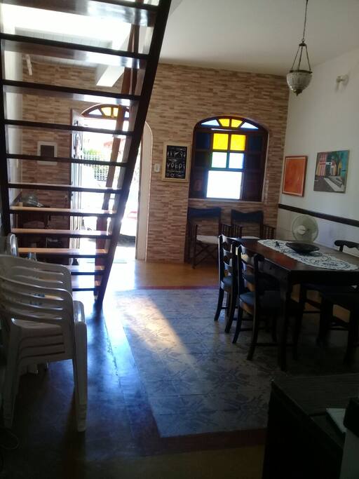Porta de acesso, sala e escadas para suítes / Entrance, Living room and stairs to rooms