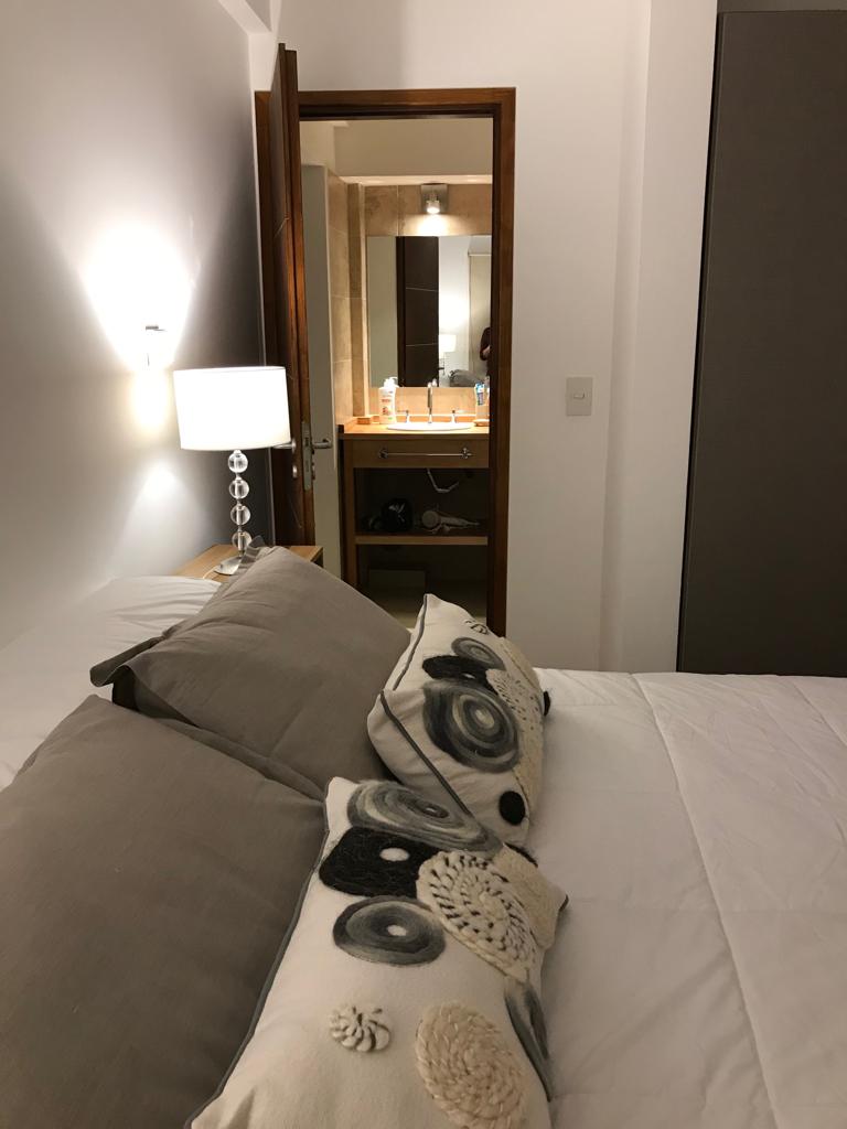 stort sovrum med eget badrum