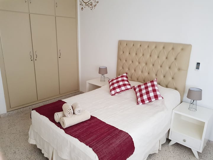 Dvojposteľová izba v červenej farbe. 