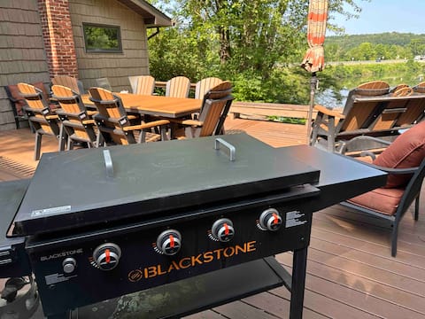 Cozy 3-bed lakefront home with deck & fireplace