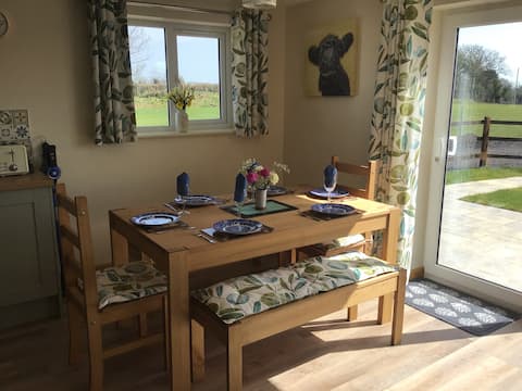 Secluded 2 bedroom bungalow in beautiful Somerset