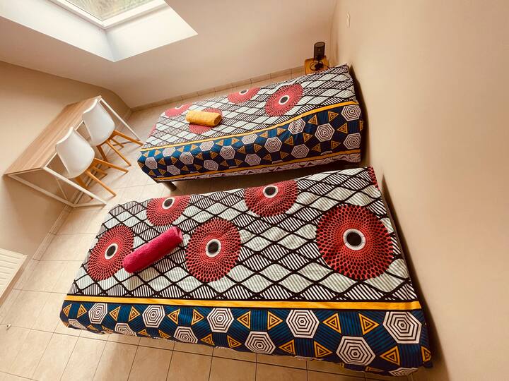 Спалня 1 - 2 единични легла - 2 нощни шкафчета - 1 бюро - 2 стола - 1 голяма съблекалня 