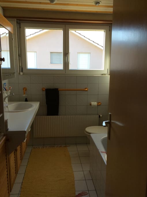 Salle de bain spacieuse bien équipée