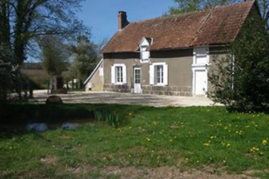 L'extérieur de la maison avec la mare