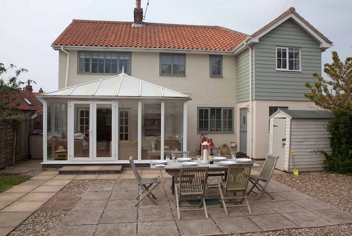 Eastwood House with Pool by the Sea