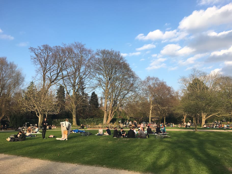 Hans Tavsens park outside the