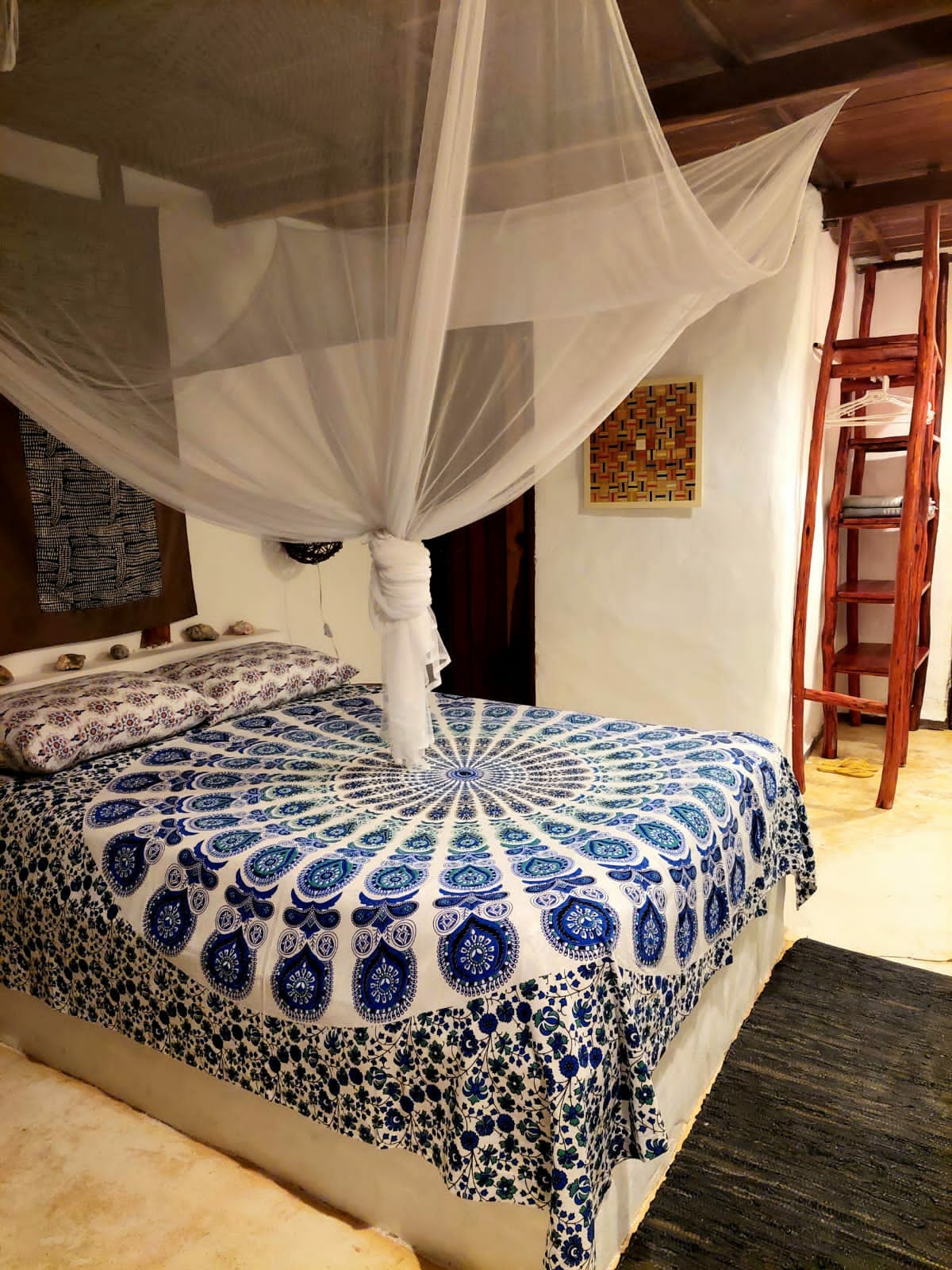 Ovo je jedna od soba s bračnim krevetom, klima-uređajem, ormarom i jedinstvenim detaljima kako biste se uvijek sjećali naše kuće!