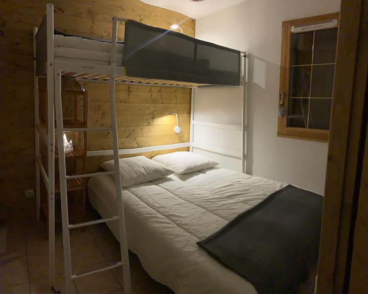 Chambre 3 couchages: 1 lit double en 140x200 superposé par un lit simple en 90x200. Placard avec étagère et penderie. 