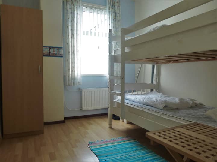 يوجد في غرفة النوم الثانية سرير بطابقين.