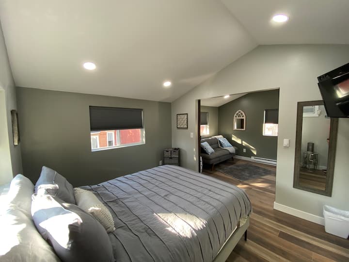 Dormitorio queen y zona de futón.  Puertas dobles cerradas para 2 dormitorios privados.