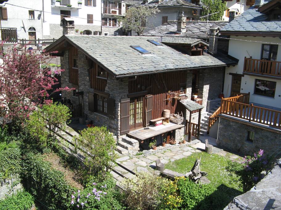 vista esterna della casa e zona verde