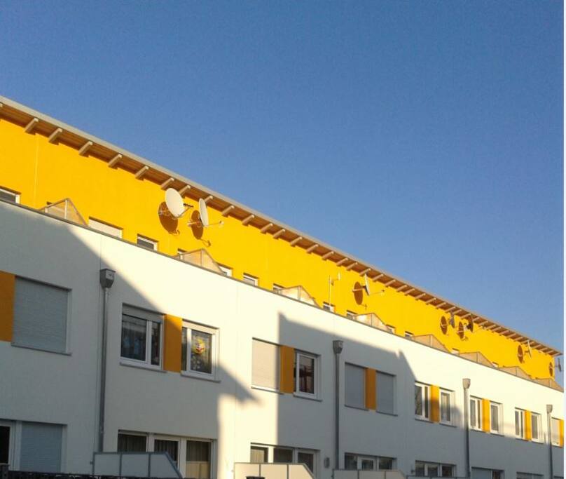 sonnig mit Dachterrasse