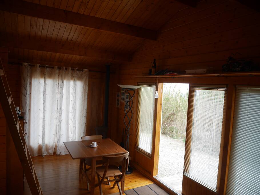Woonkamer met houten vloer