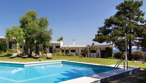 Popular Airbnb listing: Angelbay Bungalows "Starfish" in Δήμος Θερμαϊκού