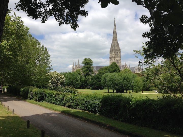 Salisbury Cathedral Close Log Cabin ens