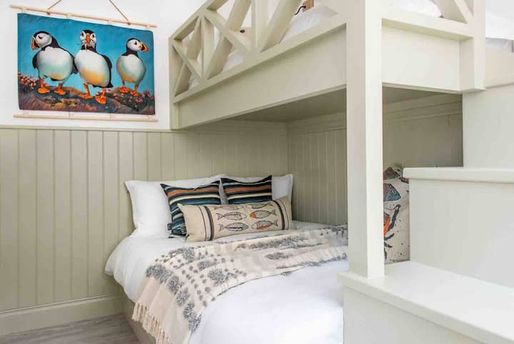 Во спалната соба може да се спие 3 лица, погодна за 3 пријатели, 2 возрасни лица и едно дете.