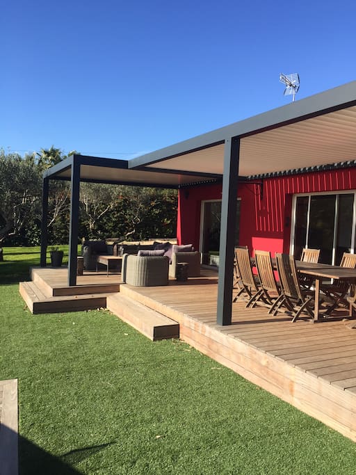 Pergola bioclimatique de 50m2 à lames orientables selon le soleil