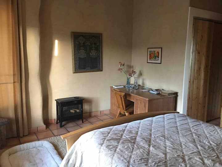 Спалня за гости с двойно легло, бюро и стая за придвижване.