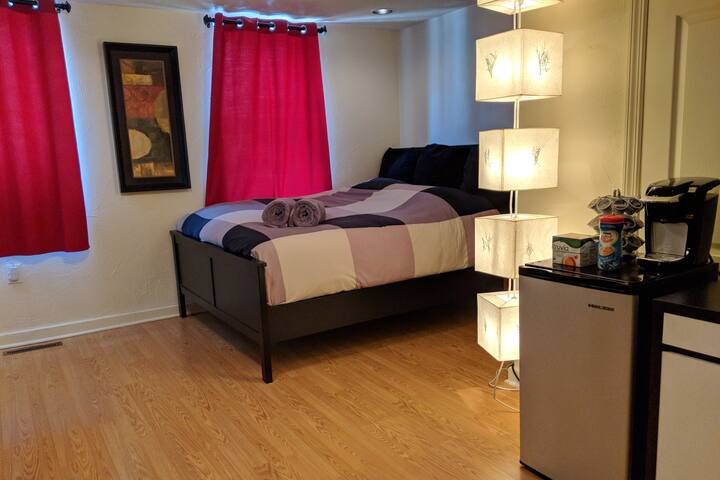 Spacious Room - Walk to Downtown!